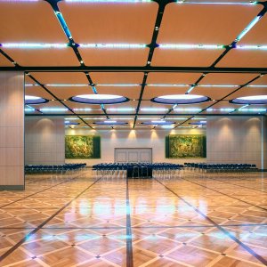 Шпонированная перегородка PMI в зале совета директоров