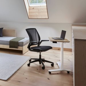 Эргономичное кресло для персонала World LM от Humanscale в кабинете