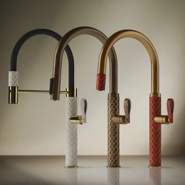 Смеситель Gessi в отделке золото PVD в представительской ванной