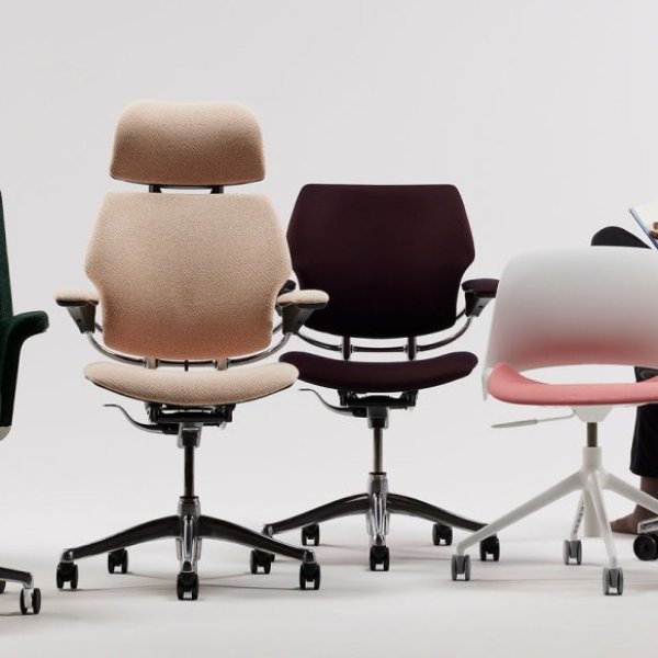 Эргономичное рабочее место Humanscale в офисе